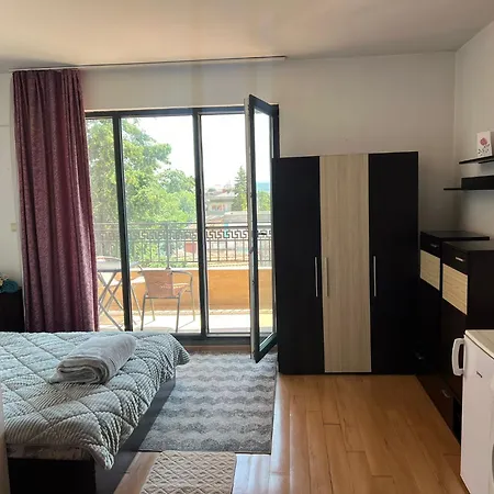 Flat, Glorious Views & Free Parking! Self Check-in, Super Place ! *